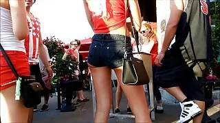 Täiskasvanud emane doggy style seisab Kukk Tuss