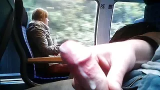 Blond on sihvakas jalad sobivad köniinsä ja masturbating kukk