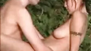 Kiilas Bros lülitub sisse blond, kes masturbates võrratult tema jalad