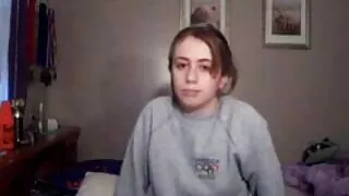 Noor mees trampis küps sõber tulistada rühma video baar