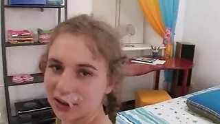 Massöör väikesed tissid võtab dušš koos mehega ja imeb teda
