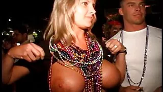 Noor blond on niiske tuss küsib musta mehe pikk kukk