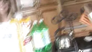 Kuum brünett naaber imeb õnnelik mees on rasva kukk